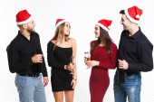 Skupina přátel popíjí šampaňské a oslavují nový rok izolované na bílém pozadí