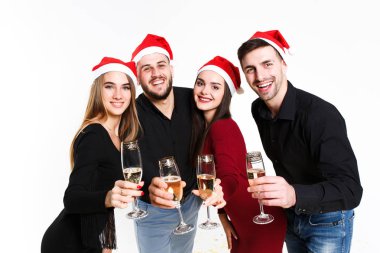 arkadaş grubu şampanya içme ve beyaz arka plan izole yeni yıl kutluyor