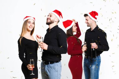 arkadaş grubu şampanya içme ve beyaz arka plan izole yeni yıl kutluyor