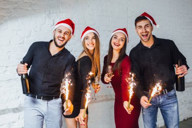 arkadaş grubu şampanya içme ve beyaz arka plan izole yeni yıl kutluyor