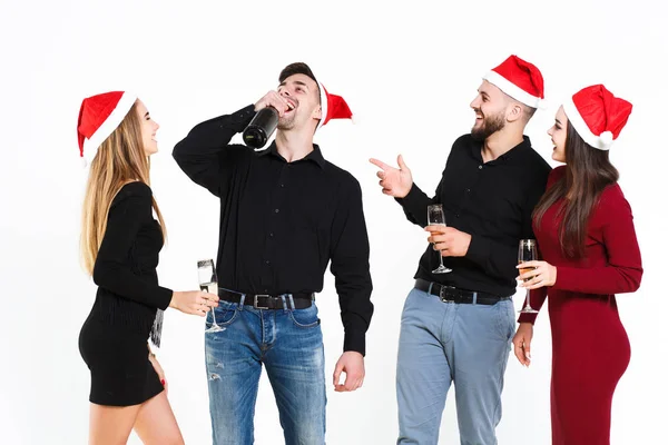 Grupo Amigos Bebiendo Champán Celebrando Año Nuevo Aislado Sobre Fondo —  Fotos de Stock