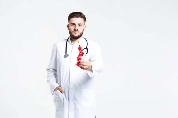 Médico Masculino Com Fita Vermelha Isolada Fundo Branco — Fotografia de Stock