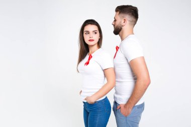 beyaz arka plan üzerinde izole kırmızı kurdeleler ile doktor grubu