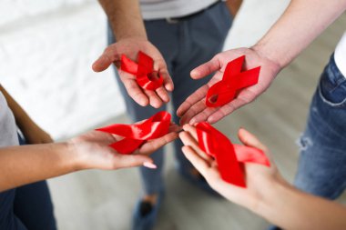 elinde kırmızı kurdeleler ile gençlerin kırpılmış görünümü, ön plana odaklanmak