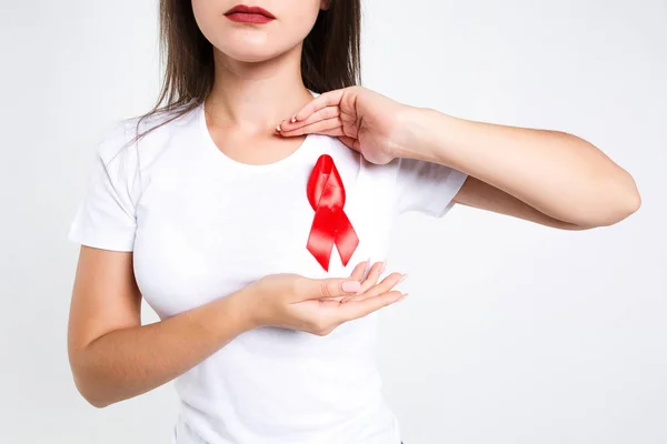 Medico Donna Con Nastro Rosso Isolato Sfondo Bianco — Foto Stock