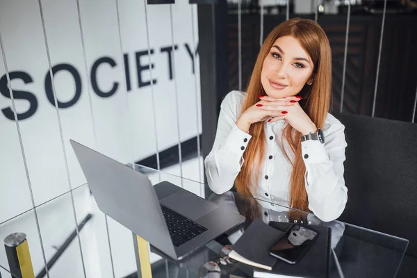 Affärskvinna Sitter Vid Bord Och Tittar Kameran — Stockfoto