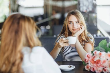 kahve içme ve yaz terasında konuşan anne ve kızı 