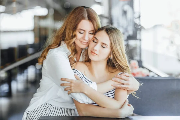 Moeder Jonge Dochter Knuffelen Zomerterras Casual Kleding Selectieve Aandacht — Stockfoto