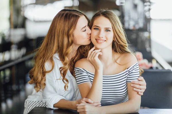 Máma Líbání Dcery Letní Terase Neformálním Oblečení — Stock fotografie