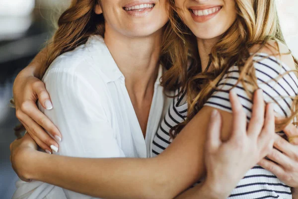 Mamma Giovane Figlia Che Abbracciano Sulla Terrazza Estiva Abbigliamento Casual — Foto Stock