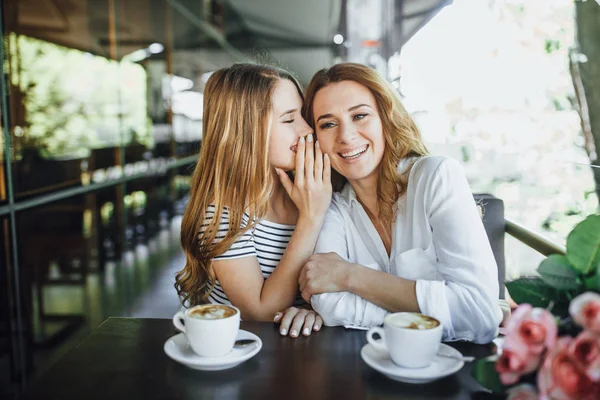 Giovane Bella Figlia Parlando Mamma Interessante Segreto Terrazza Estiva Caffè — Foto Stock