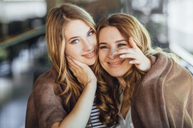 güzel kızı ve modern Cafe yaz terasında sarılma anne