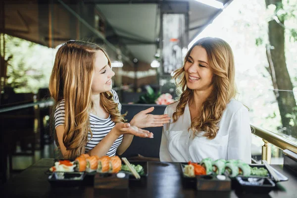 Mamá Hija Comiendo Sushi Restaurante Enfoque Selectivo — Foto de Stock
