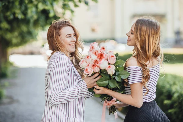 Jeune Fille Donnant Mère Bouquet Roses — Photo