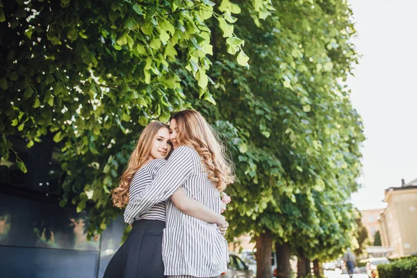 Giovane Bella Figlia Abbracciare Mamma Sulla Strada Della Città — Foto Stock