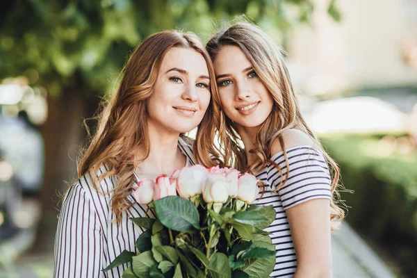 Portret Van Moeder Jonge Dochter Straat Met Onscherpe Achtergrond — Stockfoto