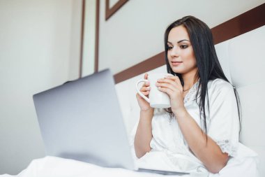 genç esmer mutlu kadın sabah yatakta yatan