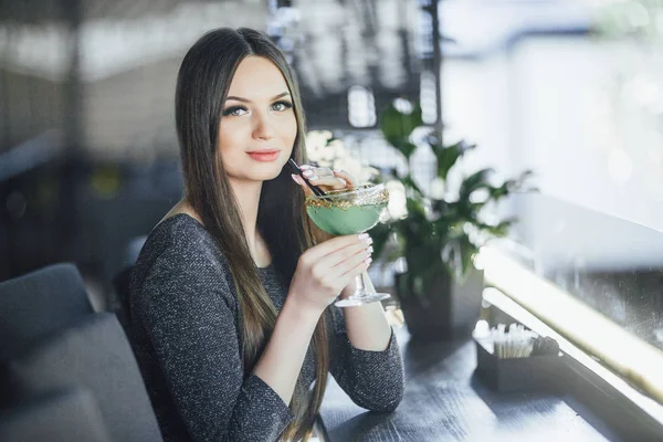 Modern kokteyl esmer kadın içmek yaz teras yeşil çekici