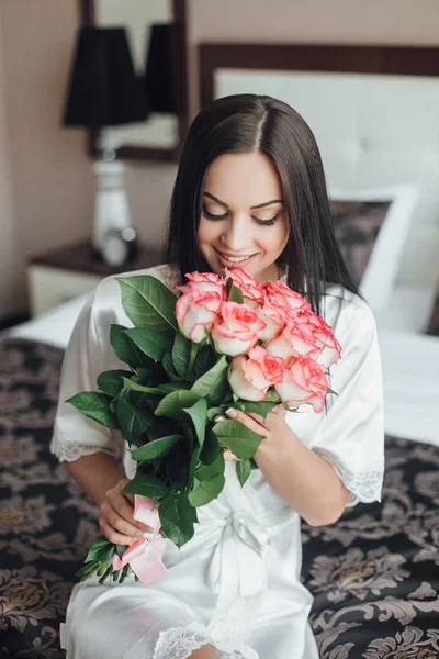 Retrato Una Hermosa Morena Sentada Cama Con Ramo Rosas — Foto de Stock