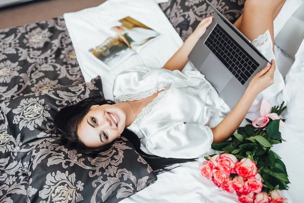 Bella Giovane Donna Sdraiata Sul Letto Mattino Con Mano Computer — Foto Stock