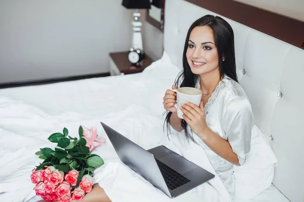 Giovane Bella Donna Sdraiata Letto Mattino Utilizzando Computer Portatile — Foto Stock