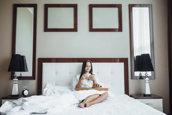 Wanita Berambut Cokelat Bahagia Duduk Tempat Tidur Dengan Karangan Bunga — Stok Foto
