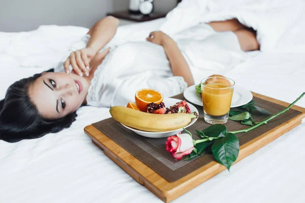 Wanita Berambut Cokelat Muda Tempat Tidur Pagi Hari Samping Croissant — Stok Foto
