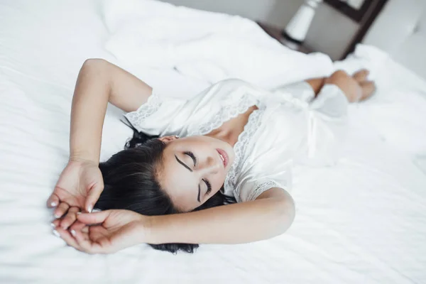 Μελαχρινή Νεαρή Όμορφη Γυναίκα Ξαπλωμένη Στο Κρεβάτι Πρωί — Φωτογραφία Αρχείου