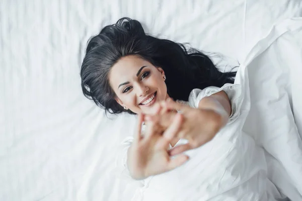 Young Beautiful Brunette Woman Lying Bed Morning Sweating — Stock Photo, Image