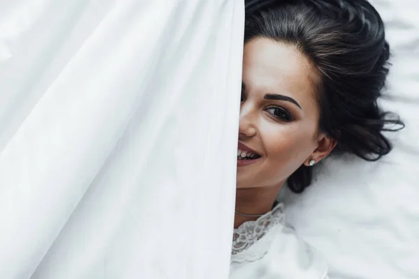 Giovane Bruna Felice Donna Sdraiata Letto Svegliarsi Mattino Sudare — Foto Stock