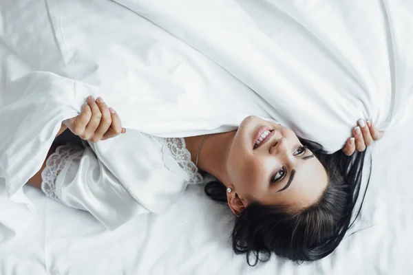 Giovane Donna Bruna Sdraiata Letto Che Sveglia Mattino Suda — Foto Stock