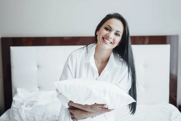 Yastık Kollarında Güzel Bir Kadınla Yatakta Portresi — Stok fotoğraf