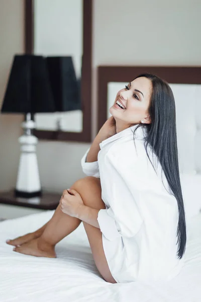 Yatakta Oturmuş Poz Güzel Mutlu Esmer Kadın Portresi — Stok fotoğraf