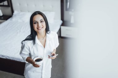 Sabah kahve ve telefona yakın pencere güzel mutlu kadın portresi