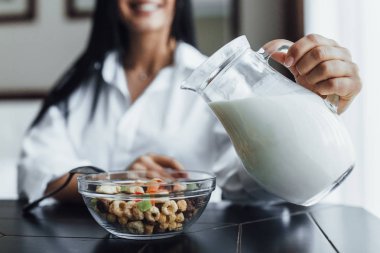 sabah penceresinde, masada yemek kadın pul ön planda sütlü 