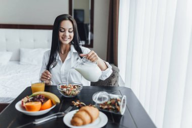 sabah kahvaltı salonunda kadın 