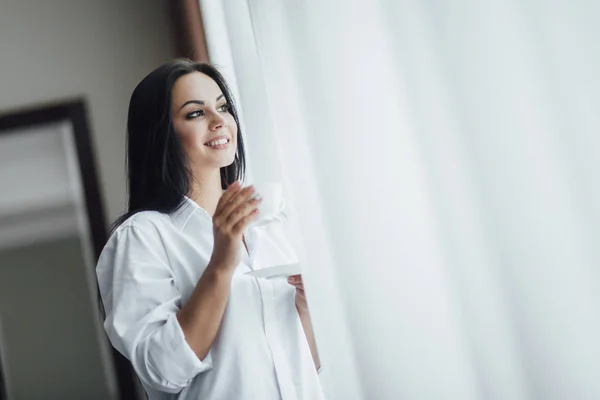 Retrato Hermosa Mujer Morena Feliz Mañana Con Café Cerca Ventana —  Fotos de Stock