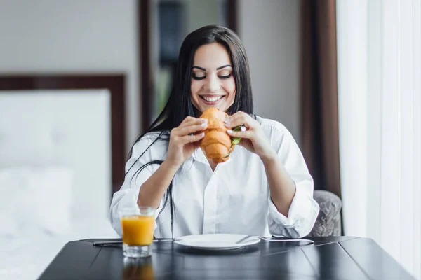 Hullámzó Reggeli Croissant Reggelente — Stock Fotó