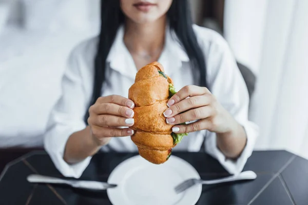 Vue Recadrée Femme Soulevant Petit Déjeuner Avec Croissant Matin — Photo