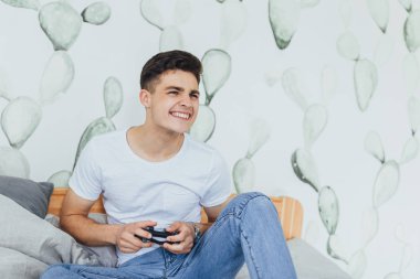 yakışıklı delikanlı üzerinde joystick ile oyun oynama Oda