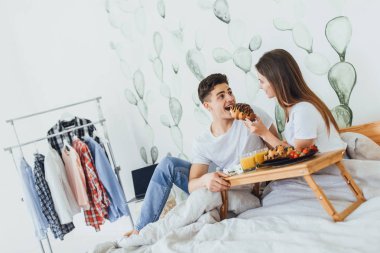 sabah, yatakta kahvaltı genç çift odaklanmak tutulur