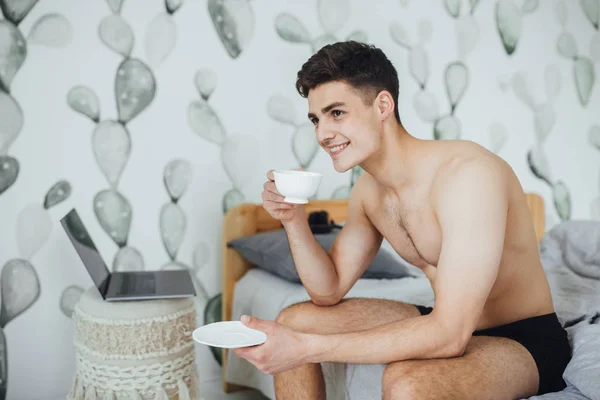 Junger Schöner Mann Sitzt Bett Zimmer Und Trinkt Morgens Kaffee — Stockfoto