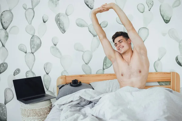 Junger Schöner Mann Wacht Bett Des Zimmers Auf Und Schlürft — Stockfoto