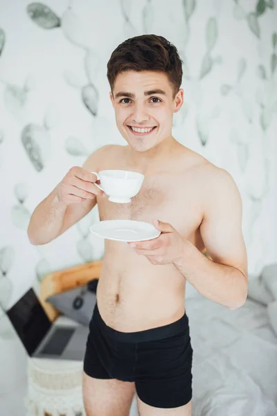 Junger Schöner Mann Mit Nacktem Oberkörper Trinkt Morgens Kaffee Zimmer — Stockfoto