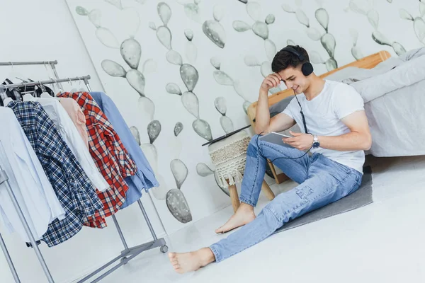 Schöner Junger Mann Lässiger Kleidung Mit Digitalem Tablet Und Kopfhörer — Stockfoto