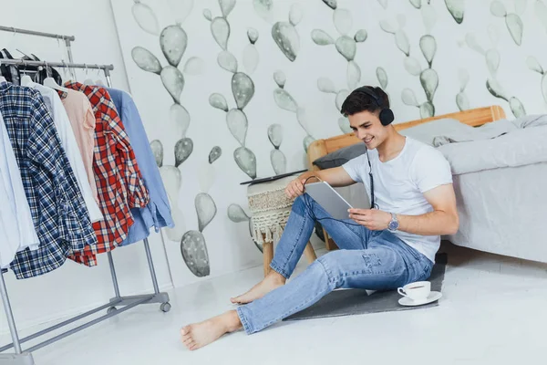 Schöner Junger Mann Lässiger Kleidung Mit Digitalem Tablet — Stockfoto