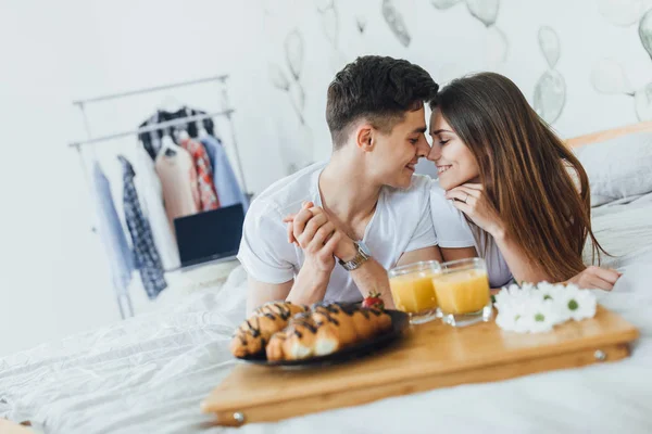 Young Beautiful Couple Having Breakfast Morning Bed Selective Focus — Stock Photo, Image