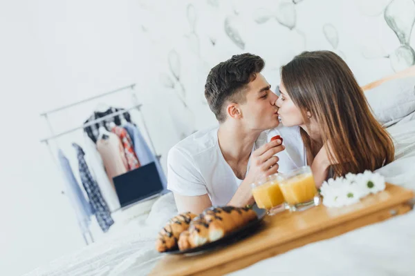 Ungt Par Äter Frukost Sängen Morgonen Fokus Förgrunden — Stockfoto