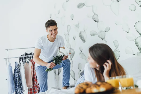 Homem Bonito Trazendo Flores Cama Para Esposa Foco Primeiro Plano — Fotografia de Stock