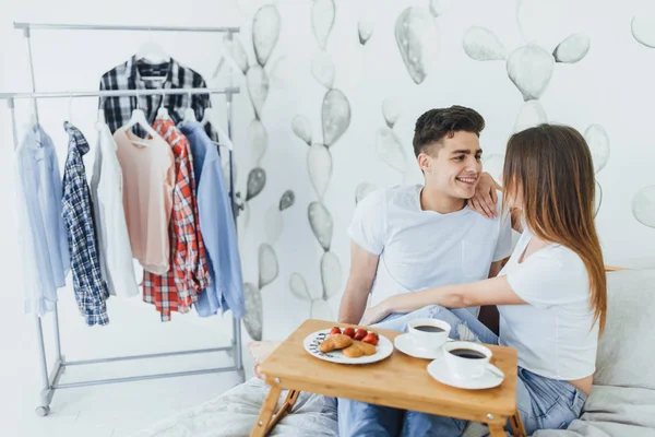 Jeune Couple Mignon Boire Café Dans Lit Maison Foyer Sélectif — Photo